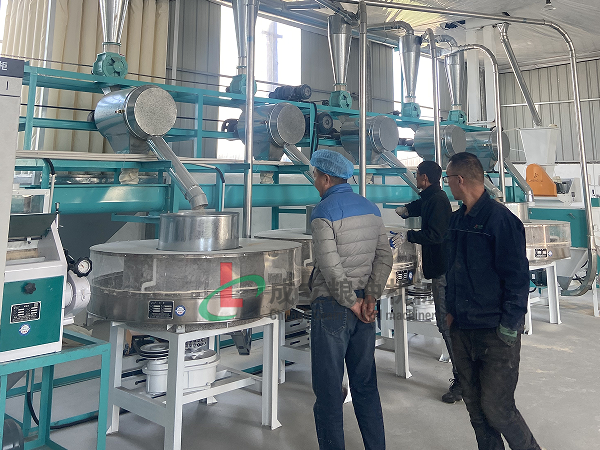 鶴壁客戶(hù)訂購(gòu)4+2組石磨面粉機(jī)，運(yùn)行良好